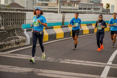 İnsanlar Güney Jakarta, Endonezya 'da Superball 2022 adlı bir maratonda koşuyorlar.