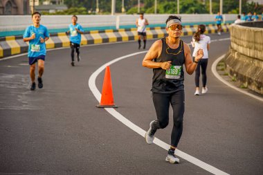 İnsanlar Güney Jakarta, Endonezya 'da Superball 2022 adlı bir maratonda koşuyorlar.