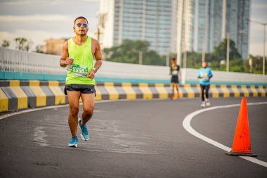İnsanlar Güney Jakarta, Endonezya 'da Superball 2022 adlı bir maratonda koşuyorlar.