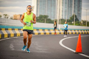 İnsanlar Güney Jakarta, Endonezya 'da Superball 2022 adlı bir maratonda koşuyorlar.
