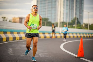 İnsanlar Güney Jakarta, Endonezya 'da Superball 2022 adlı bir maratonda koşuyorlar.