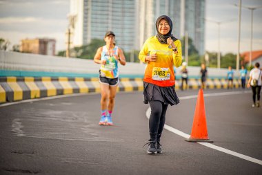 İnsanlar Güney Jakarta, Endonezya 'da Superball 2022 adlı bir maratonda koşuyorlar.