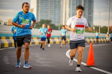 İnsanlar Güney Jakarta, Endonezya 'da Superball 2022 adlı bir maratonda koşuyorlar.