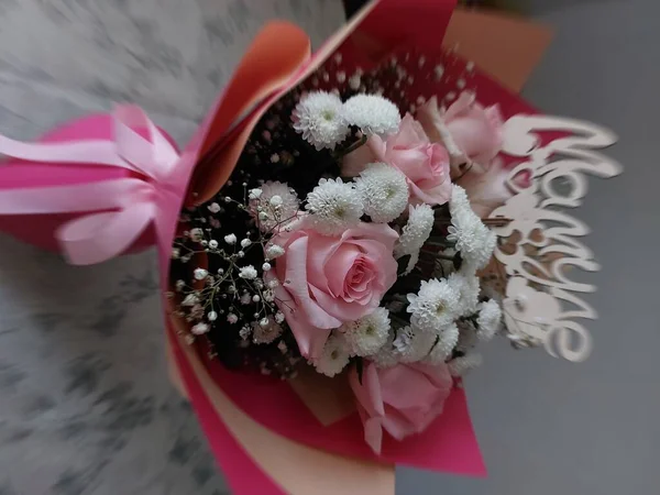 비문이 새겨진 아름다운 장미와 꽃다발 — 스톡 사진
