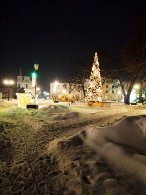 Aralık 2022 'de karlı bir gecede Krasnystaw' da Noel Aydınlanması
