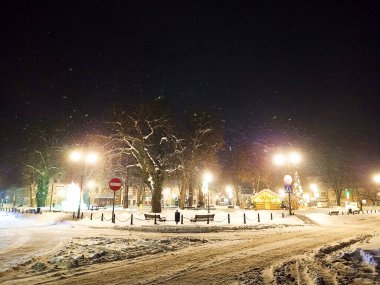 Aralık 2022 'de karlı bir gecede Krasnystaw' da Noel Aydınlanması