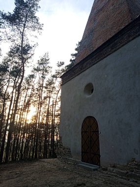 Arians kulesi (yenileme sonrası) ayrıca Grobisko olarak da bilinir, XVII. Yüzyıl Piramitsel Kulesi, Krupe Kalesi 'nin Pawe Orzechowski Lordu' nun mezarı. Bahar Günbatımı Mart 2023