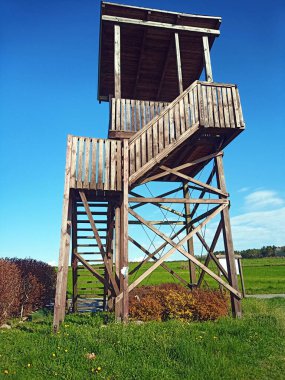 Baharda Polonya 'nın Chelm ilçesindeki Horodysko Köyü yakınlarında Maczuly Gölü. Nisan 2023