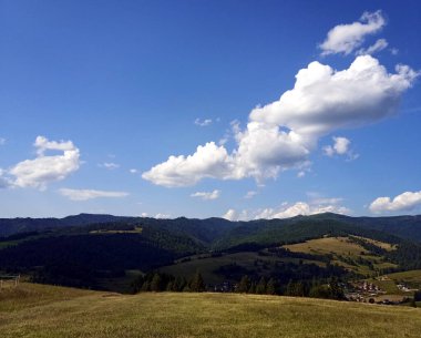Homole Boğazı 'ndan geçen patikanın sonundaki dağ sığınağı. Haziran 2023