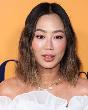 Amerikalı moda blogcusu ve moda tasarımcısı Aimee Song, 25 Ekim 2022 'de Beverly Hills, Los Angeles, Kaliforniya, ABD' de düzenlenen Veuve Clicquot 250. Yıldönümü Solaire Kültür Sergisi açılışına geldi.. 