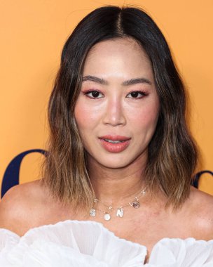 Amerikalı moda blogcusu ve moda tasarımcısı Aimee Song, 25 Ekim 2022 'de Beverly Hills, Los Angeles, Kaliforniya, ABD' de düzenlenen Veuve Clicquot 250. Yıldönümü Solaire Kültür Sergisi açılışına geldi.. 