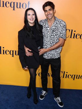 Amerikalı video blogcu, model ve aktris Amanda Steele ve erkek arkadaşı / Kolombiyalı model Francisco Escobar, 25 Ekim 2022 'de Los Angeles' ta düzenlenen Veuve Clicquot 250. Yıldönümü Solaire Kültür Sergisi 'ne geldiler.