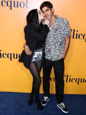 Amerikalı video blogcu, model ve aktris Amanda Steele ve erkek arkadaşı / Kolombiyalı model Francisco Escobar, 25 Ekim 2022 'de Los Angeles' ta düzenlenen Veuve Clicquot 250. Yıldönümü Solaire Kültür Sergisi 'ne geldiler.