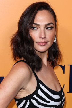 Michael Kors çantası taşıyan İsrailli aktris Gal Gadot (Gal Gadot-Varsano), 25 Ekim 2022 'de ABD' nin Los Angeles şehrinde düzenlenen Veuve Clicquot 250. Yıldönümü Solaire Kültür Sergisi 'ne geldi..