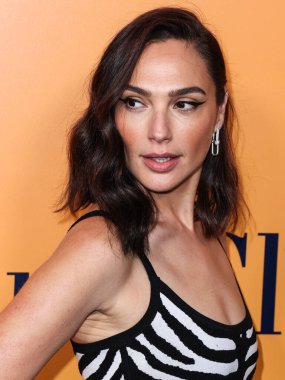 Michael Kors çantası taşıyan İsrailli aktris Gal Gadot (Gal Gadot-Varsano), 25 Ekim 2022 'de ABD' nin Los Angeles şehrinde düzenlenen Veuve Clicquot 250. Yıldönümü Solaire Kültür Sergisi 'ne geldi..