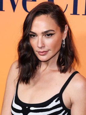 Michael Kors çantası taşıyan İsrailli aktris Gal Gadot (Gal Gadot-Varsano), 25 Ekim 2022 'de ABD' nin Los Angeles şehrinde düzenlenen Veuve Clicquot 250. Yıldönümü Solaire Kültür Sergisi 'ne geldi..