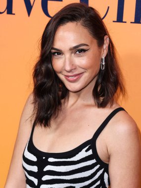 Michael Kors çantası taşıyan İsrailli aktris Gal Gadot (Gal Gadot-Varsano), 25 Ekim 2022 'de ABD' nin Los Angeles şehrinde düzenlenen Veuve Clicquot 250. Yıldönümü Solaire Kültür Sergisi 'ne geldi..