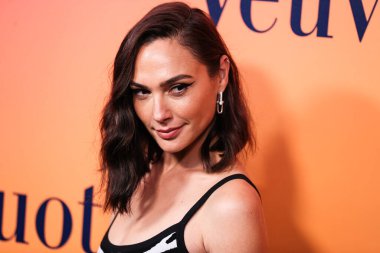 Michael Kors çantası taşıyan İsrailli aktris Gal Gadot (Gal Gadot-Varsano), 25 Ekim 2022 'de ABD' nin Los Angeles şehrinde düzenlenen Veuve Clicquot 250. Yıldönümü Solaire Kültür Sergisi 'ne geldi..