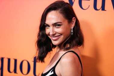 Michael Kors çantası taşıyan İsrailli aktris Gal Gadot (Gal Gadot-Varsano), 25 Ekim 2022 'de ABD' nin Los Angeles şehrinde düzenlenen Veuve Clicquot 250. Yıldönümü Solaire Kültür Sergisi 'ne geldi..