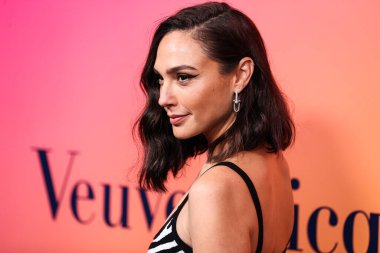 Michael Kors çantası taşıyan İsrailli aktris Gal Gadot (Gal Gadot-Varsano), 25 Ekim 2022 'de ABD' nin Los Angeles şehrinde düzenlenen Veuve Clicquot 250. Yıldönümü Solaire Kültür Sergisi 'ne geldi..