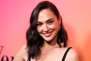 Michael Kors çantası taşıyan İsrailli aktris Gal Gadot (Gal Gadot-Varsano), 25 Ekim 2022 'de ABD' nin Los Angeles şehrinde düzenlenen Veuve Clicquot 250. Yıldönümü Solaire Kültür Sergisi 'ne geldi..