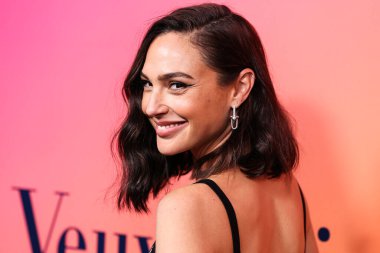 Michael Kors çantası taşıyan İsrailli aktris Gal Gadot (Gal Gadot-Varsano), 25 Ekim 2022 'de ABD' nin Los Angeles şehrinde düzenlenen Veuve Clicquot 250. Yıldönümü Solaire Kültür Sergisi 'ne geldi..