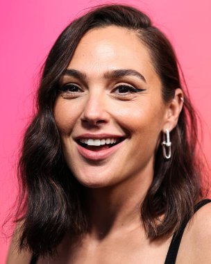 Michael Kors çantası taşıyan İsrailli aktris Gal Gadot (Gal Gadot-Varsano), 25 Ekim 2022 'de ABD' nin Los Angeles şehrinde düzenlenen Veuve Clicquot 250. Yıldönümü Solaire Kültür Sergisi 'ne geldi..