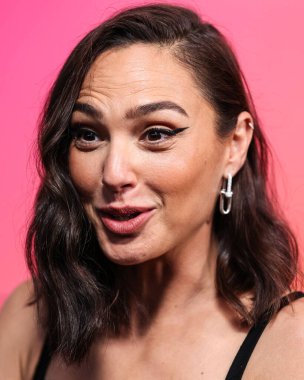 Michael Kors çantası taşıyan İsrailli aktris Gal Gadot (Gal Gadot-Varsano), 25 Ekim 2022 'de ABD' nin Los Angeles şehrinde düzenlenen Veuve Clicquot 250. Yıldönümü Solaire Kültür Sergisi 'ne geldi..