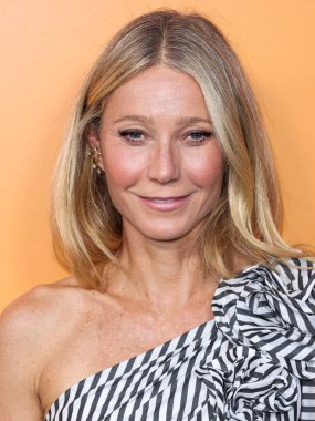 Carolina Herrera giyimli Amerikalı aktris Gwyneth Paltrow, 25 Ekim 2022 'de Beverly Hills, Los Angeles, Kaliforniya, ABD' de düzenlenen Veuve Clicquot 250. Yıldönümü Solaire Kültür Sergisi açılışına geldi..