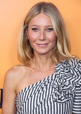 Carolina Herrera giyimli Amerikalı aktris Gwyneth Paltrow, 25 Ekim 2022 'de Beverly Hills, Los Angeles, Kaliforniya, ABD' de düzenlenen Veuve Clicquot 250. Yıldönümü Solaire Kültür Sergisi açılışına geldi..