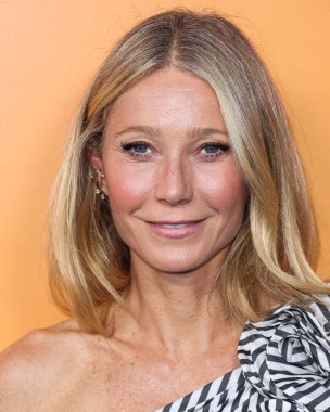 Carolina Herrera giyimli Amerikalı aktris Gwyneth Paltrow, 25 Ekim 2022 'de Beverly Hills, Los Angeles, Kaliforniya, ABD' de düzenlenen Veuve Clicquot 250. Yıldönümü Solaire Kültür Sergisi açılışına geldi..