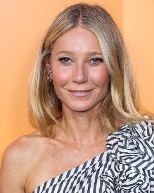 Carolina Herrera giyimli Amerikalı aktris Gwyneth Paltrow, 25 Ekim 2022 'de Beverly Hills, Los Angeles, Kaliforniya, ABD' de düzenlenen Veuve Clicquot 250. Yıldönümü Solaire Kültür Sergisi açılışına geldi..