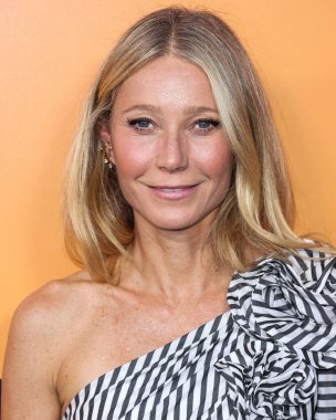 Carolina Herrera giyimli Amerikalı aktris Gwyneth Paltrow, 25 Ekim 2022 'de Beverly Hills, Los Angeles, Kaliforniya, ABD' de düzenlenen Veuve Clicquot 250. Yıldönümü Solaire Kültür Sergisi açılışına geldi..