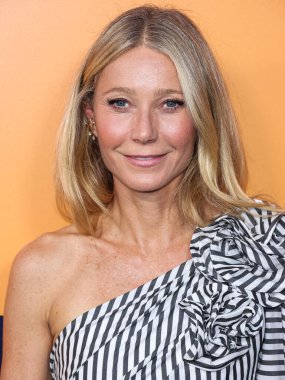 Carolina Herrera giyimli Amerikalı aktris Gwyneth Paltrow, 25 Ekim 2022 'de Beverly Hills, Los Angeles, Kaliforniya, ABD' de düzenlenen Veuve Clicquot 250. Yıldönümü Solaire Kültür Sergisi açılışına geldi..