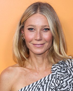 Carolina Herrera giyimli Amerikalı aktris Gwyneth Paltrow, 25 Ekim 2022 'de Beverly Hills, Los Angeles, Kaliforniya, ABD' de düzenlenen Veuve Clicquot 250. Yıldönümü Solaire Kültür Sergisi açılışına geldi..