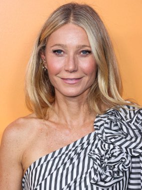 Carolina Herrera giyimli Amerikalı aktris Gwyneth Paltrow, 25 Ekim 2022 'de Beverly Hills, Los Angeles, Kaliforniya, ABD' de düzenlenen Veuve Clicquot 250. Yıldönümü Solaire Kültür Sergisi açılışına geldi..