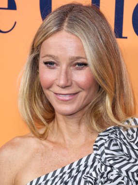 Carolina Herrera giyimli Amerikalı aktris Gwyneth Paltrow, 25 Ekim 2022 'de Beverly Hills, Los Angeles, Kaliforniya, ABD' de düzenlenen Veuve Clicquot 250. Yıldönümü Solaire Kültür Sergisi açılışına geldi..