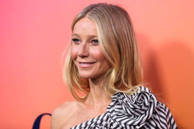 Carolina Herrera giyimli Amerikalı aktris Gwyneth Paltrow, 25 Ekim 2022 'de Beverly Hills, Los Angeles, Kaliforniya, ABD' de düzenlenen Veuve Clicquot 250. Yıldönümü Solaire Kültür Sergisi açılışına geldi..