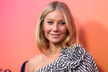Carolina Herrera giyimli Amerikalı aktris Gwyneth Paltrow, 25 Ekim 2022 'de Beverly Hills, Los Angeles, Kaliforniya, ABD' de düzenlenen Veuve Clicquot 250. Yıldönümü Solaire Kültür Sergisi açılışına geldi..