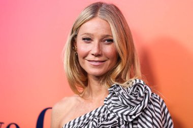 Carolina Herrera giyimli Amerikalı aktris Gwyneth Paltrow, 25 Ekim 2022 'de Beverly Hills, Los Angeles, Kaliforniya, ABD' de düzenlenen Veuve Clicquot 250. Yıldönümü Solaire Kültür Sergisi açılışına geldi..