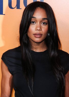 Amerikalı aktris ve model Laura Harrier, 25 Ekim 2022 'de Beverly Hills, Los Angeles, Kaliforniya, ABD' de düzenlenen 468 North Rodeo Drive 'daki Veuve Clicquot 250. Yıldönümü Kültür Sergisi' ne geldi.. 