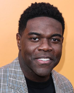 Amerikalı aktör, komedyen, yazar ve yapımcı Sam Richardson, 25 Ekim 2022 'de Beverly Hills, Los Angeles, Kaliforniya, ABD' de düzenlenen Veuve Clicquot 250. Yıldönümü Solaire Kültür Sergisi açılışına geldi.