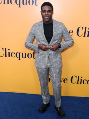 Amerikalı aktör, komedyen, yazar ve yapımcı Sam Richardson, 25 Ekim 2022 'de Beverly Hills, Los Angeles, Kaliforniya, ABD' de düzenlenen Veuve Clicquot 250. Yıldönümü Solaire Kültür Sergisi açılışına geldi.