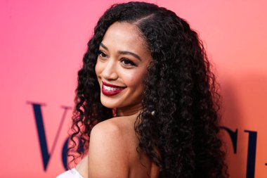 Amerikalı aktris Samantha Logan, Veuve Clicquot 250. Yıldönümü Solaire Kültür Sergisi açılışına 25 Ekim 2022 'de Beverly Hills, Los Angeles, Kaliforniya, ABD' de düzenlenen 468 North Rodeo Drive 'da geldi..