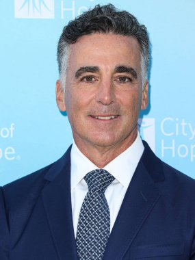 Cumhuriyet Kayıtları 'nın eş kurucusu, başkanı ve COO üyesi Avery Lipman, 27 Ekim 2022' de Amerika Birleşik Devletleri 'nin Batı Hollywood, Los Angeles, Kaliforniya, ABD' deki Pacific Design Center 'da düzenlenen Umut Şehri 2022 Yaşam Ruhu galasına geldi..