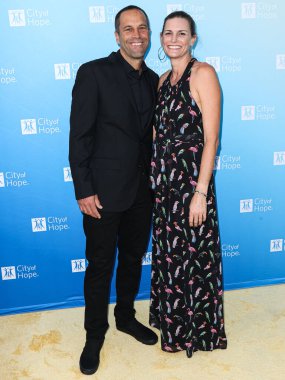 Amerikalı şarkıcı-söz yazarı Jack Johnson ve eşi Kim Johnson, 27 Ekim 2022 'de Amerika Birleşik Devletleri' nin Los Angeles, Kaliforniya, Batı Hollywood 'daki Pacific Design Center' da düzenlenen Umut Şehri 2022 Yaşam Ruhu galasına geldiler..