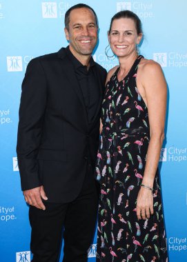 Amerikalı şarkıcı-söz yazarı Jack Johnson ve eşi Kim Johnson, 27 Ekim 2022 'de Amerika Birleşik Devletleri' nin Los Angeles, Kaliforniya, Batı Hollywood 'daki Pacific Design Center' da düzenlenen Umut Şehri 2022 Yaşam Ruhu galasına geldiler..