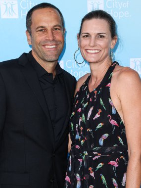 Amerikalı şarkıcı-söz yazarı Jack Johnson ve eşi Kim Johnson, 27 Ekim 2022 'de Amerika Birleşik Devletleri' nin Los Angeles, Kaliforniya, Batı Hollywood 'daki Pacific Design Center' da düzenlenen Umut Şehri 2022 Yaşam Ruhu galasına geldiler..