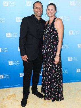 Amerikalı şarkıcı-söz yazarı Jack Johnson ve eşi Kim Johnson, 27 Ekim 2022 'de Amerika Birleşik Devletleri' nin Los Angeles, Kaliforniya, Batı Hollywood 'daki Pacific Design Center' da düzenlenen Umut Şehri 2022 Yaşam Ruhu galasına geldiler..