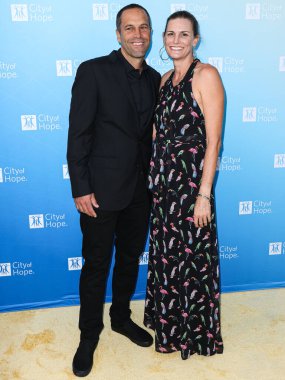 Amerikalı şarkıcı-söz yazarı Jack Johnson ve eşi Kim Johnson, 27 Ekim 2022 'de Amerika Birleşik Devletleri' nin Los Angeles, Kaliforniya, Batı Hollywood 'daki Pacific Design Center' da düzenlenen Umut Şehri 2022 Yaşam Ruhu galasına geldiler..